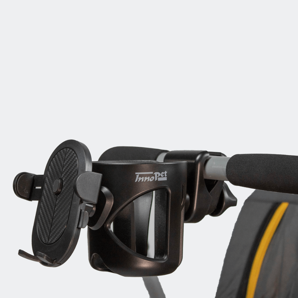 Smartphone- und Becherhalter am Hundewagen montiert