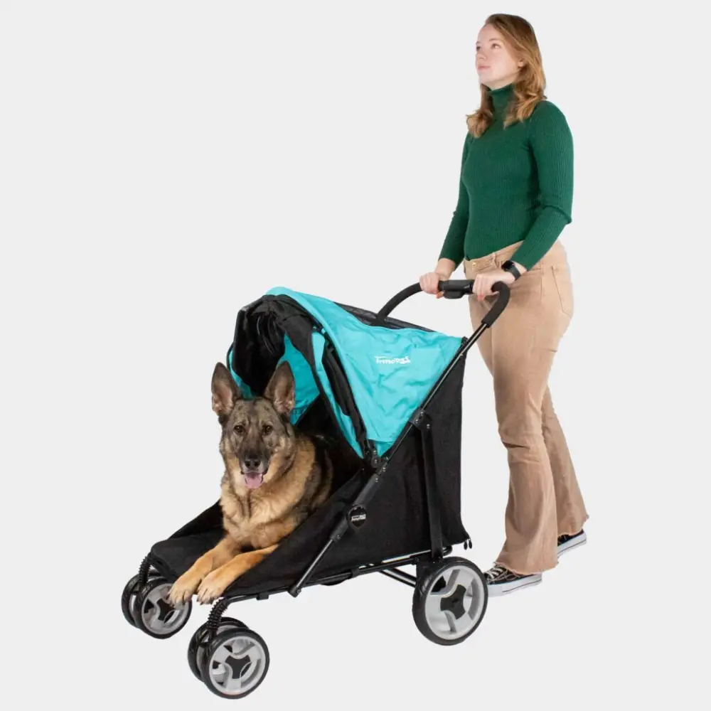 InnoPet® Mammut Hundebuggy blau/schwarz mit liegendem Schäferhund und Frauchen