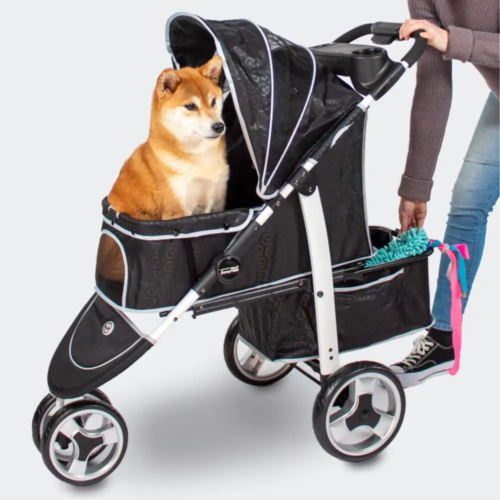 InnoPet Monaco Hundebuggy schwarz mit Hund und Spielzeug