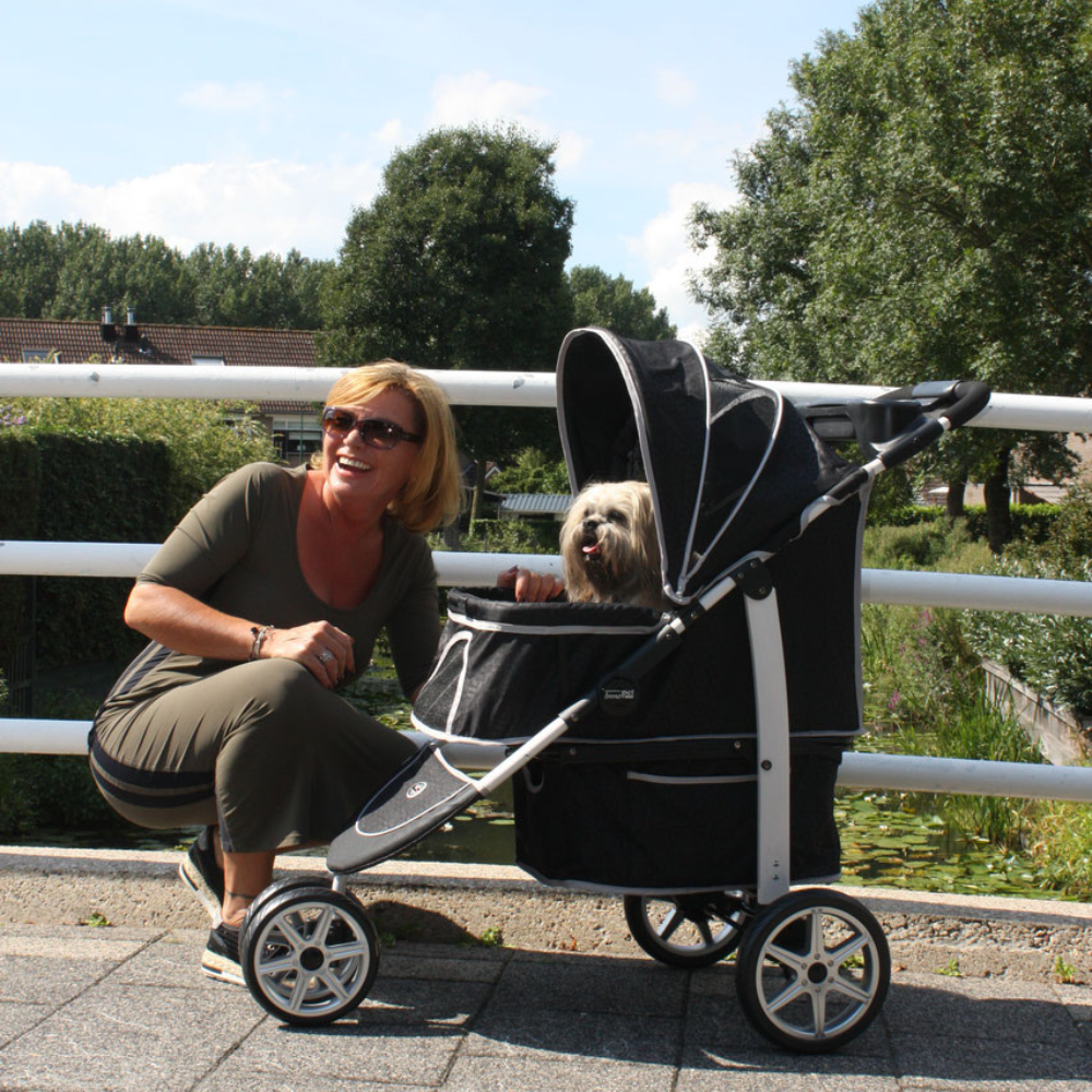 InnoPet® Monaco Hundewagen schwarz mit Hund im Einsatz