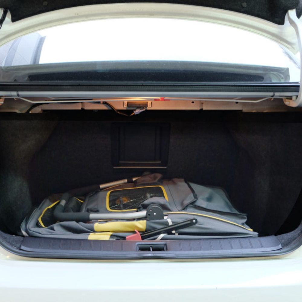 InnoPet® Hercules Hundefahrradanhänger im Kofferraum des Autos